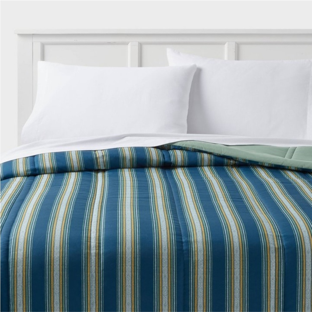 ROOM ESSENTIALS NWT striped lofty microfiber quilt -navy -full/queen